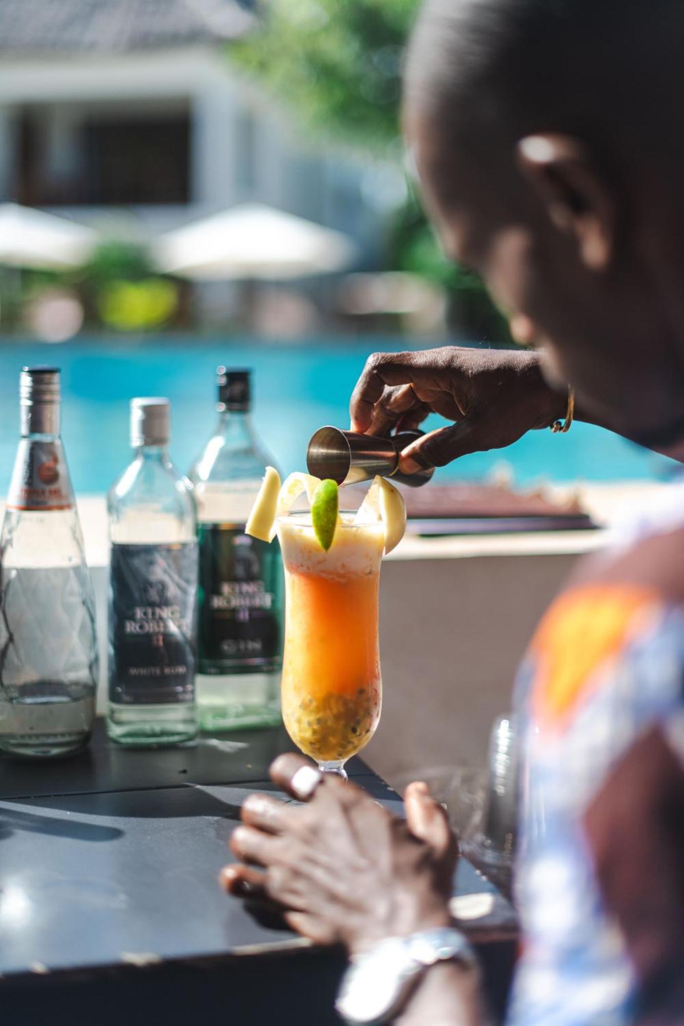 Zanzibella Hotel & Spa Kiwengwa  Luaran gambar A bartender preparing a cocktail