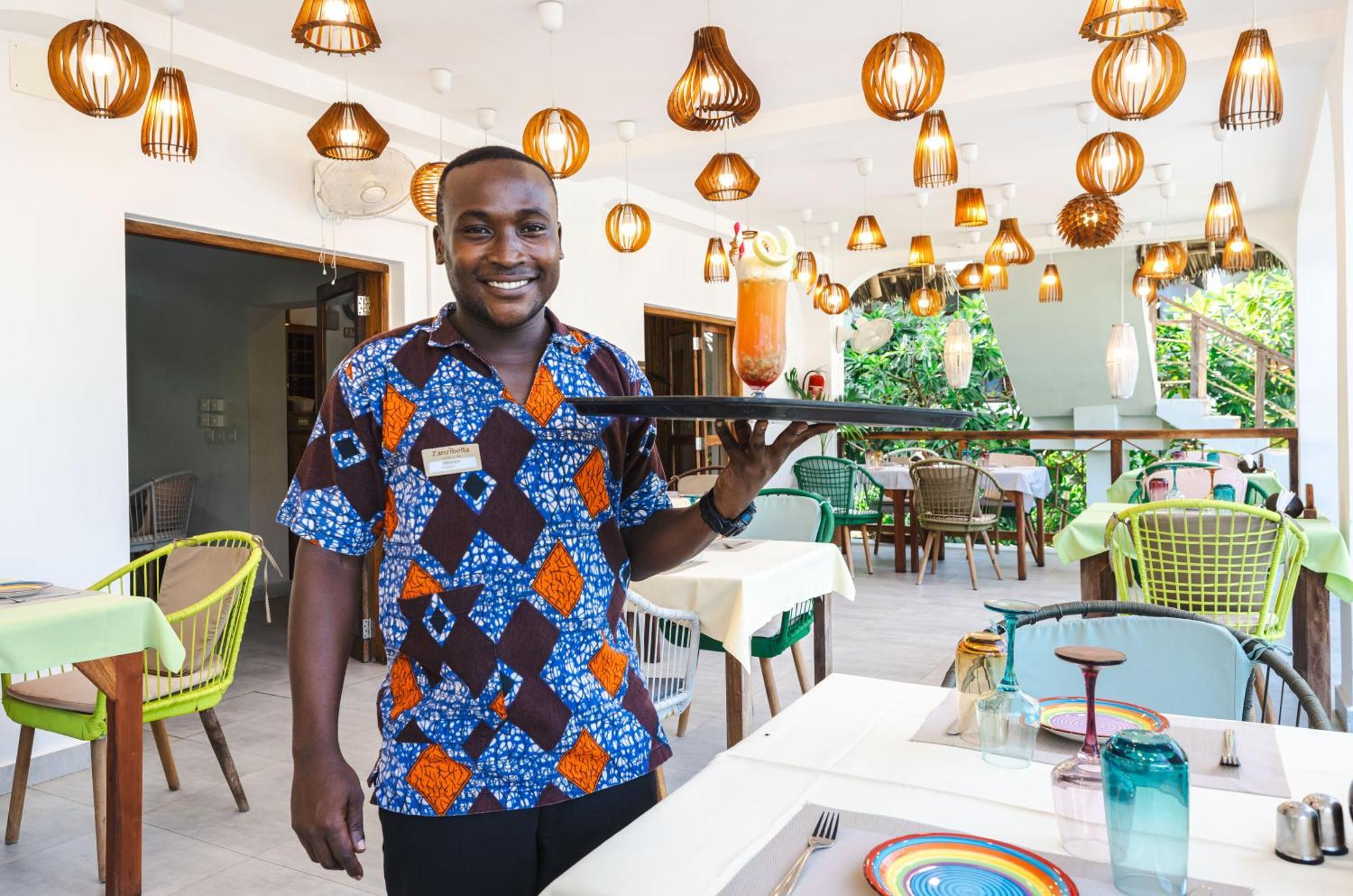 Zanzibella Hotel & Spa Kiwengwa  Luaran gambar A waiter at a restaurant in Ghana