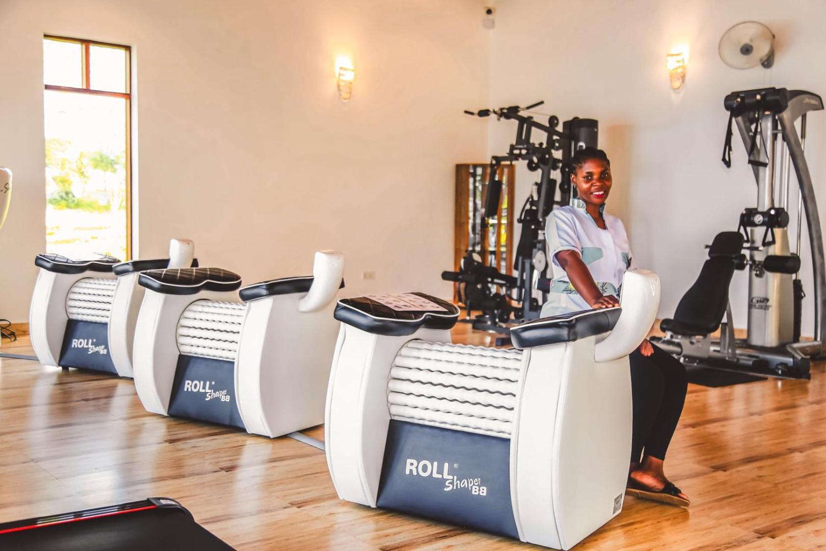 Zanzibella Hotel & Spa Kiwengwa  Luaran gambar A woman using a massage bed